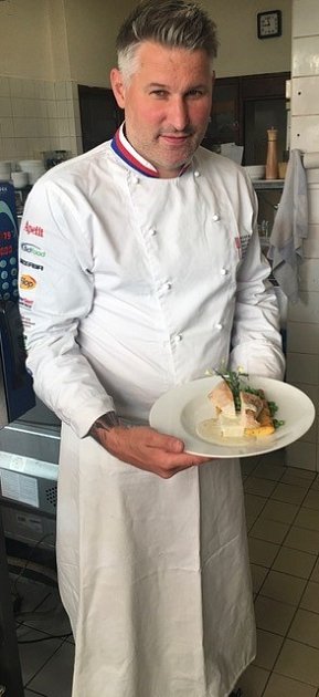 Šéfkuchař Jan Horský servíruje v Rose kuřecí prso na polentě s hráškem.