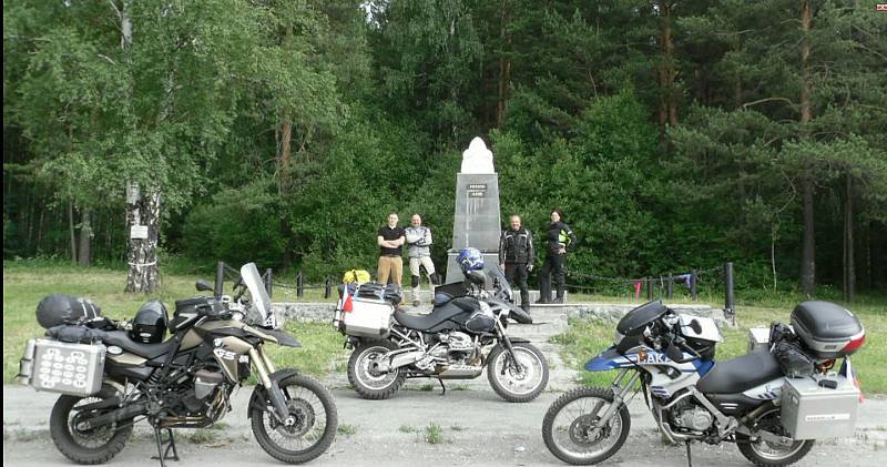 Romana Radostová na motorce u původního rozdělovníku Evropy a Asie v Rusku.