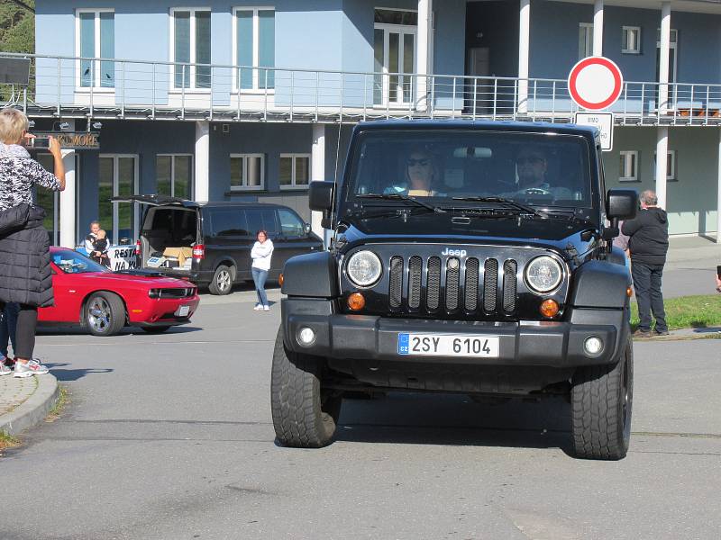 V neděli 13. října z táborského areálu Komora vyjeli účastnici Charitativního srazu mustangů a US Cars na projížďku do Bechyně.