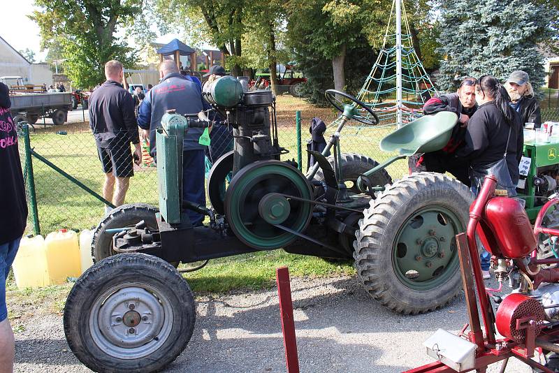 Přehořovská traktoriáda přivítala v sobotu vice než padesátku traktorů. Čekala je spanilá jízda i soutěže.