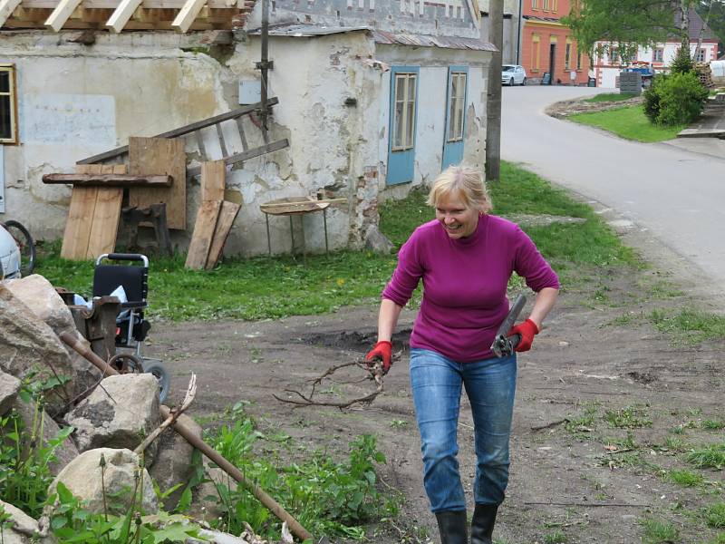 V sobotu 29. května asi dvě desítky lidí pomáhaly s obnovou historického mlýna v Jistebnici.