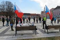 Na hladký průběh demonstrace v sobotu 19. března na náměstí Republiky v Soběslavi zpovzdálí dohlíželi policisté a policistky.