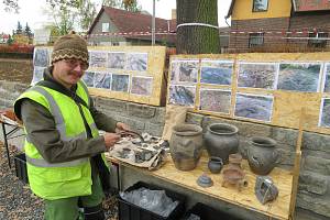 Tým archeologů Husitského muzea v Táboře na dně Farského rybníka v Plané nad Lužnicí pracuje již od srpna.