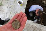 Archeologové odhalili v Radeníně část středověké tvrze, skrývala pečetidlo i mince.