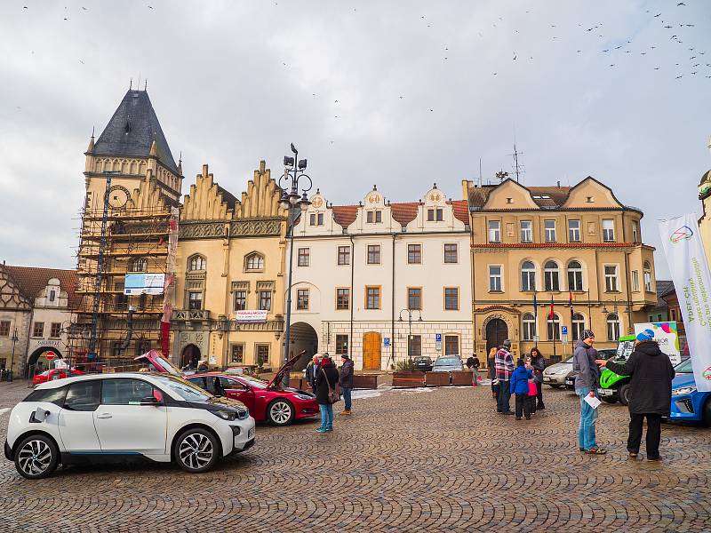 Elektromobily startovaly na Rallye Česká Sibiř z táborského Žižkova náměstí.