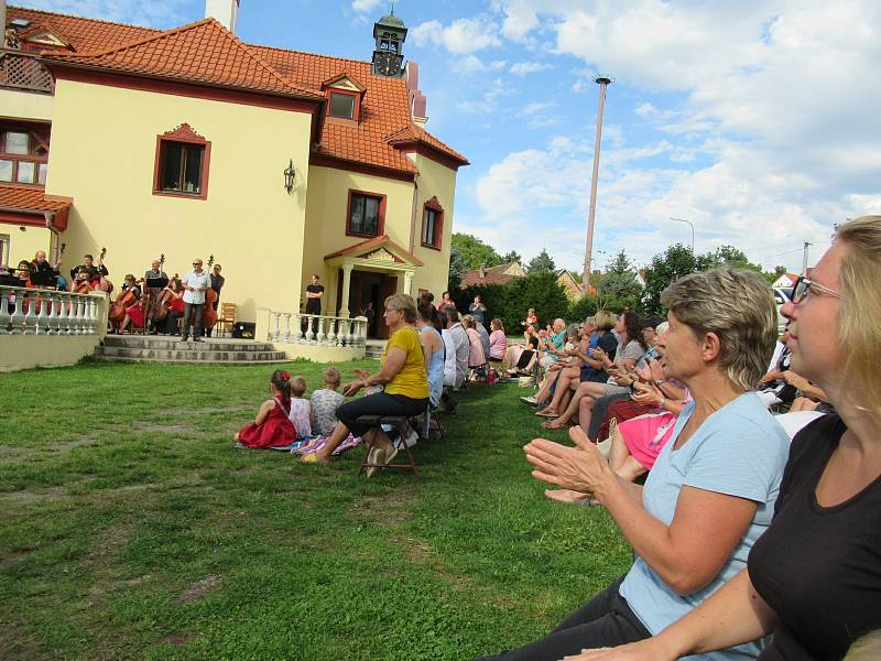 Hodinový koncert plný filmových melodií v režii Táborského symfonického orchestru Bolech zněl na zámku Brandlín v sobotu 5. září v podvečer.