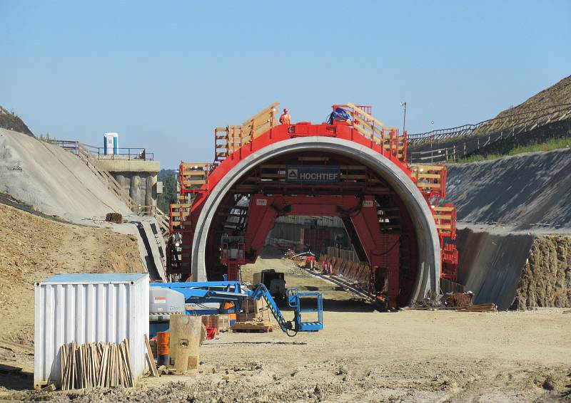 Za stanicí Soběslav vzniká Zvěrotický tunel, který bude ve finále měřit 370 metrů. Na něj navazuje přemostění komunikace ve směru na Sedlečko. Estakádu vytvoří celkem 27 mostních polí.