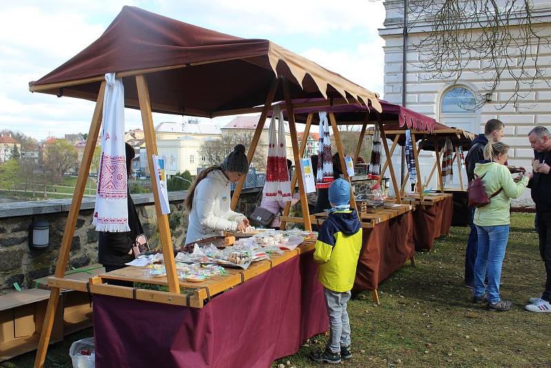 Festival Chutě Ukrajiny nabídl v sobotu v zahradě táborské Střelnice nejen jídlo a hudbu. Hlavně pomáhal.