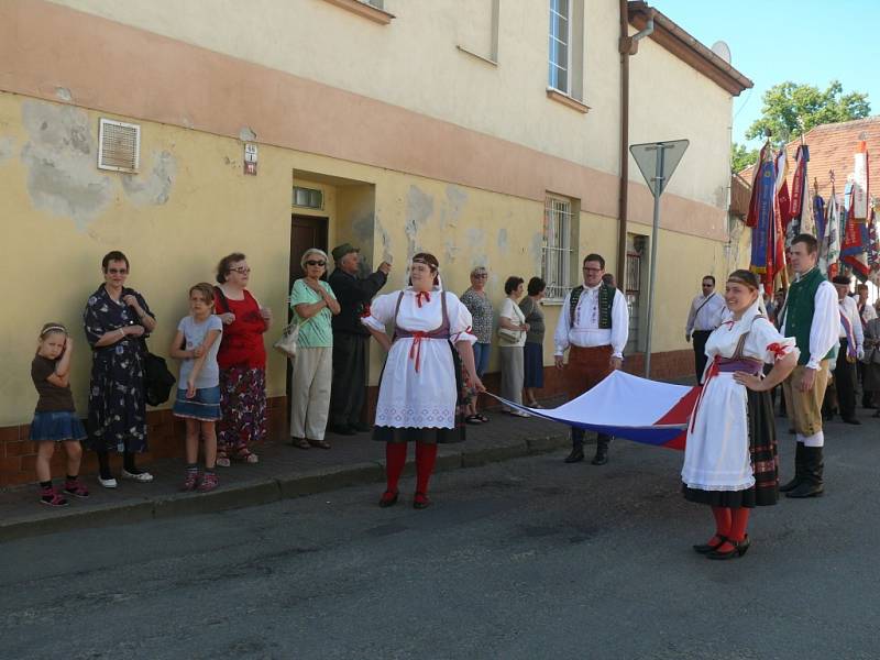 Krojovaný průvod baráčníků v Soběslavi k 85. výročí založení obce