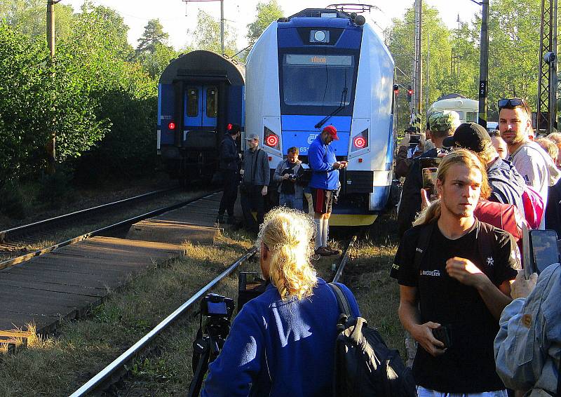 Z Roudné na Táborsku v pátek 2. října v 9.12 hodin odjel poslední vlak. Řada lidí se přišla rozloučit se stanicí, která letos oslavila 80. výročí od svého vzniku.