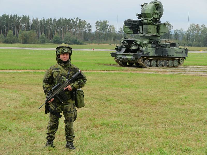 Protiletadlový raketový pluk Strakonice a civilní zálohy cvičily na bechyňské základně vedení boje se vzdušným protivníkem včetně zásahu proti demonstrantům útočícím na jejich techniku.