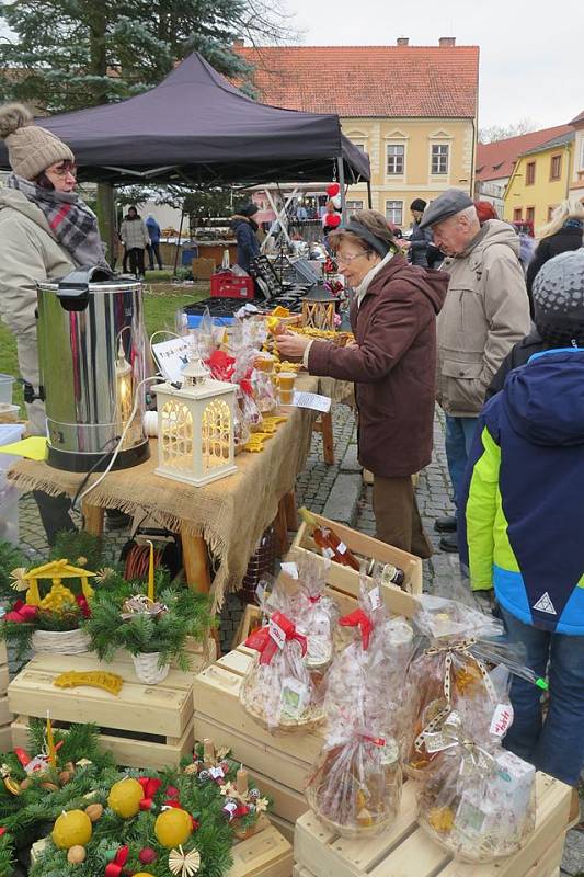 První adventní neděli se v Bechyni rozzářil nejen stromek, ale také historická kašna na náměstí.