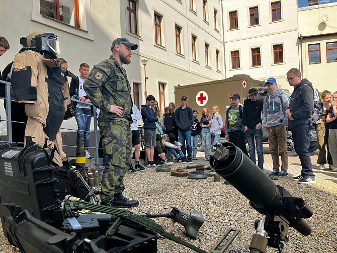 „Den s armádou – Naše stopy v NATO“ - vojáci 15. ženijního pluku z Bechyně se v rámci projektu představili v Písku i Českém Krumlově.