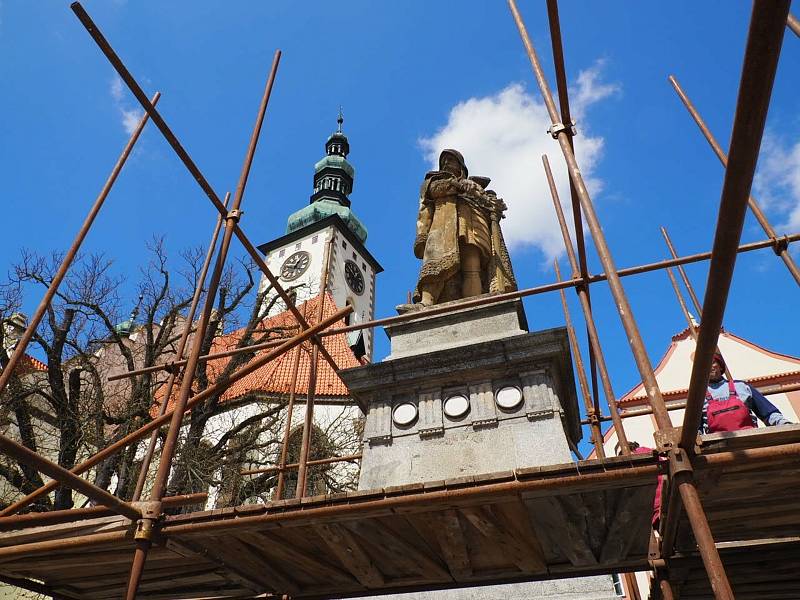 Socha Jana Žižky v Táboře už se halí do lešení. Dílo z roku 1884 projde obnovou, která potrvá do začátku letních prázdnin.