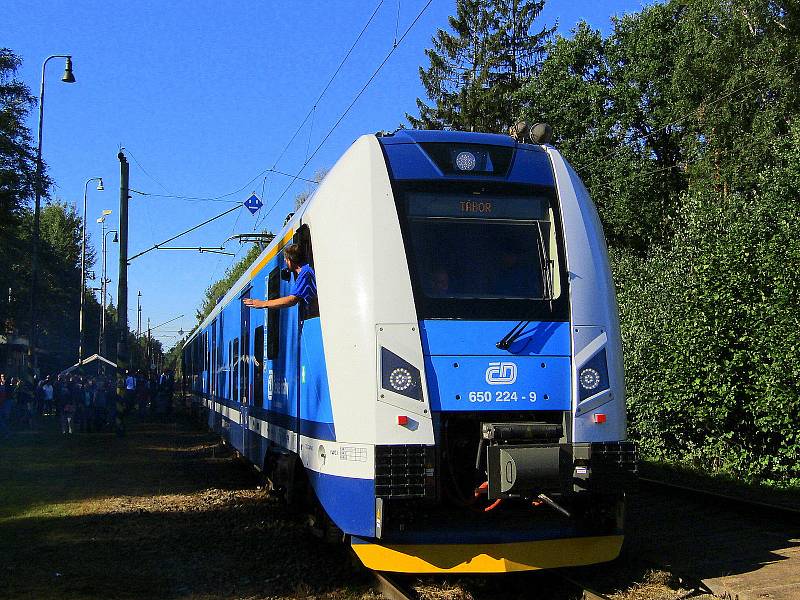 Z Roudné na Táborsku v pátek 2. října v 9.12 hodin odjel poslední vlak. Řada lidí se přišla rozloučit se stanicí, která letos oslavila 80. výročí od svého vzniku.