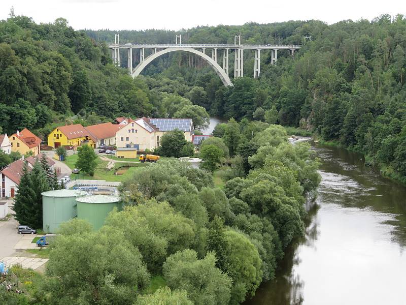 Zámeckou zahradu v Bechyni do konce září zdobí extravagantní díla známého českého sochaře Davida Černého.