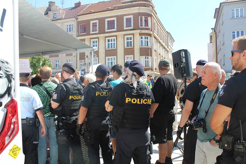 Babiše v Táboře přivítal pískot. Jsou to fašisti a nacisti, reagoval