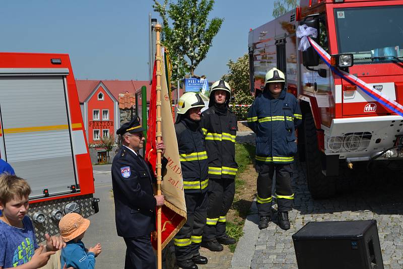 V sobotu převzali na Žižkově náměstí před kostelem svatého Martina mladovožičtí hasiči dvě nová hasičská auta: transportní dodávku a požární cisternu.