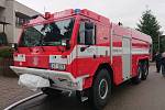 Mladovožičtí dobrovolní hasiči převzali novou požární cisternu Tatra T 815–7 o objemu devíti kubíků.