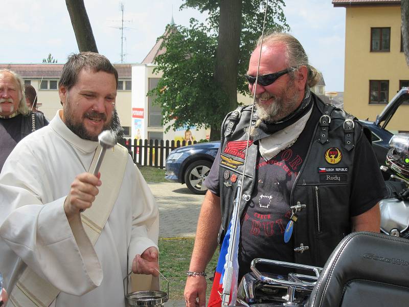 První motorkářské požehnání přilákalo na chýnovské náměstí před kostel Nejsvětější trojice téměř dvě stovky motorek.