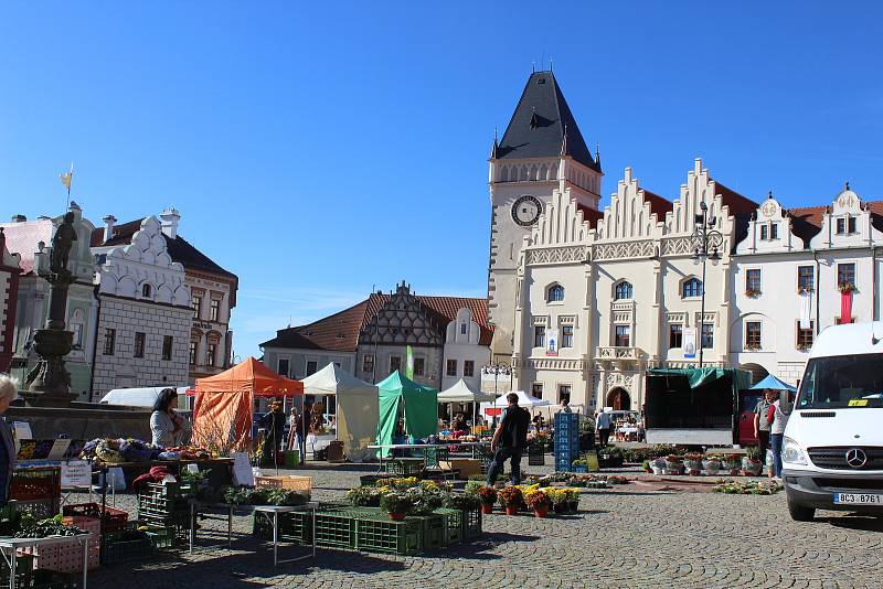 Tradičním farmářským trhům na táborském Žižkově náměstí počasí ve středu přálo.