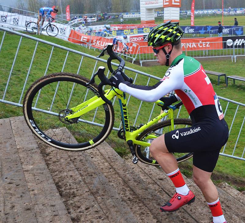 Evropský šampionát cyklokrosařů v Táboře. Závod juniorů. Vyhrál Švýcar Loris Rouiller, pro stříbro si dojel Tomáš Kopecký (černá helma, číslo 16 a kolo Colnago). Jakub Ťoupalík (bílá helma, číslo 23 a kolo Stevens) dojel na 18. pozici.