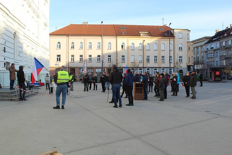 V Táboře v sobotu odpoledne demonstrovali odpůrci roušek a vakcinace. Jedním z řečníků byl i předseda krajně pravicové Národní demokracie Adam B. Bartoš.