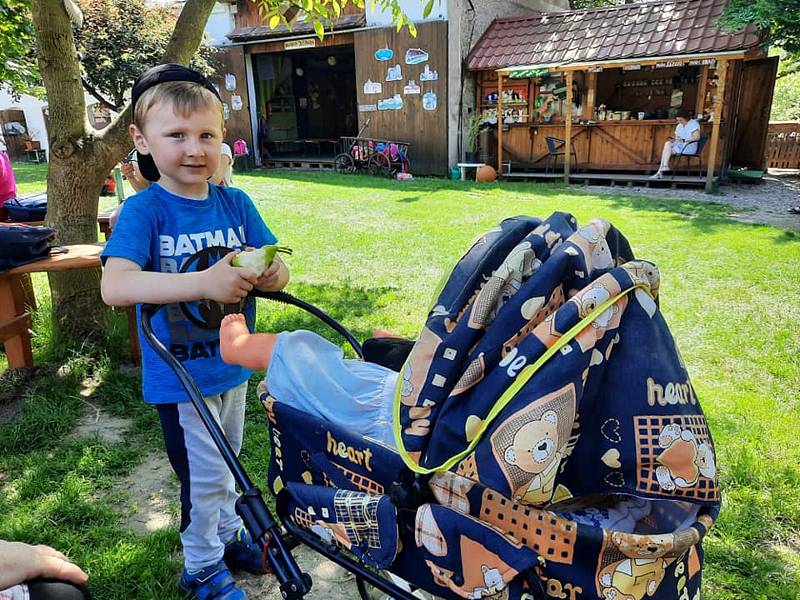 Děti se těšily do Pohádkového statku, krmily zvířata a hrály si