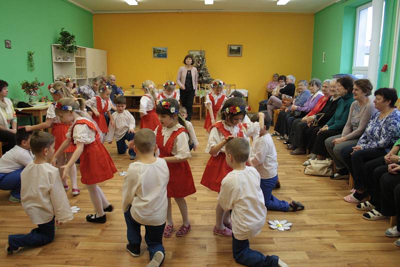 Děti z Mateřské školy Pošumavská pobavily seniory v klubu důchodců v Tachově.