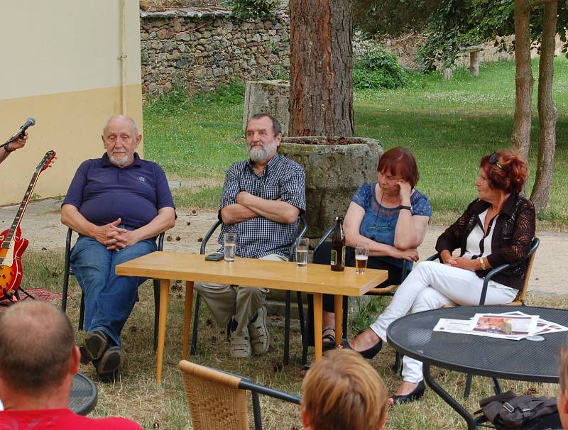 Hosté ze žlutického divadelního spolku Žlutiščan tachovské diváky dobře bavili.