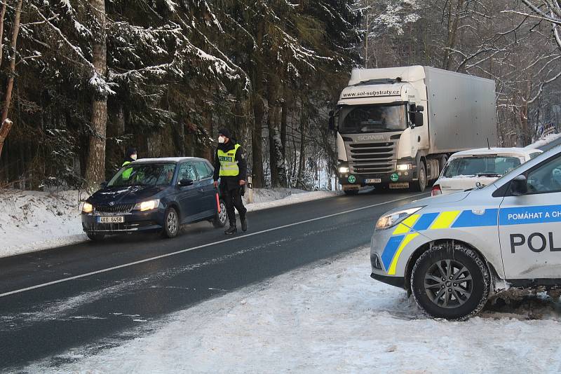 Mezi Tachovskem a Chebskem stojí na některých komunikacích policejní hlídky.