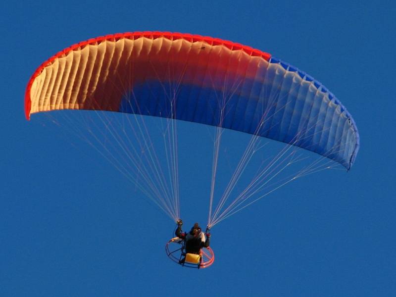 Paragliding je letecký sport. Provozují ho i na letišti v Erpužicích nedaleko Stříbra.