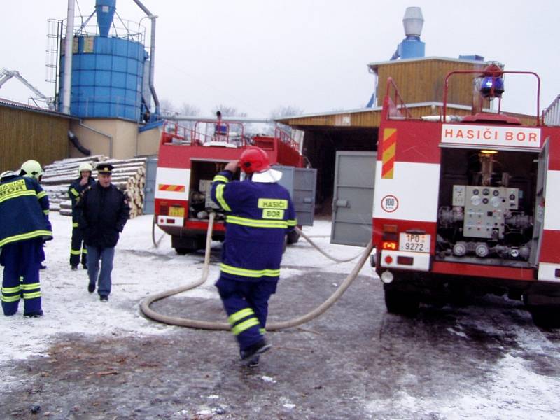 Rozsáhlý požár objektu bednárny pily v Mýtě likvidovalo v neděli odpoledne osm hasičských jednotek