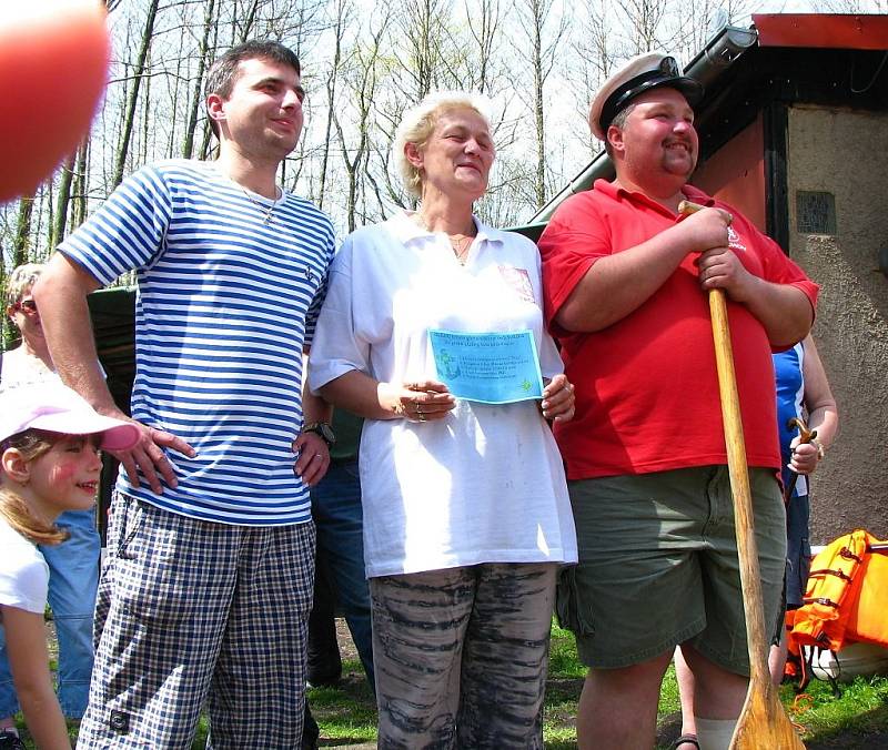 Tachovští vodáci otevřeli sezónu. Odemkli Mži a pasovali nové vodáky.