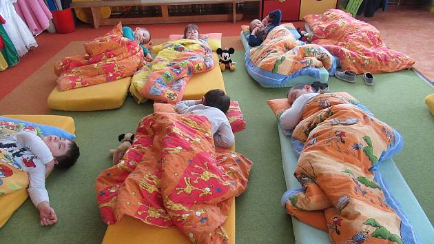 Děti v kladrubské školce spí na nových matracích - Tachovský deník