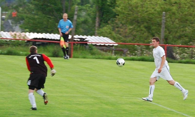 Fotbal-1. A třída: Rozvadovští byli v okresním derby proti B. Stříbro úspěšní, zvítězili 5:2.