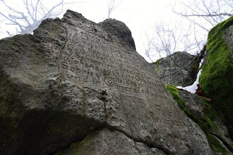 Hned dvě naprosto rozlišné zajímavosti vzdálené od sebe jen pár desítek metrů ukrývá bučina v přírodní rezervaci Pleš nedaleko Bělé nad Radbuzou.