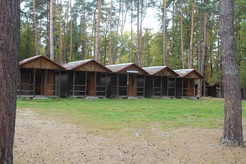 Areál dětského tábora v Boněticích v podzimním období.