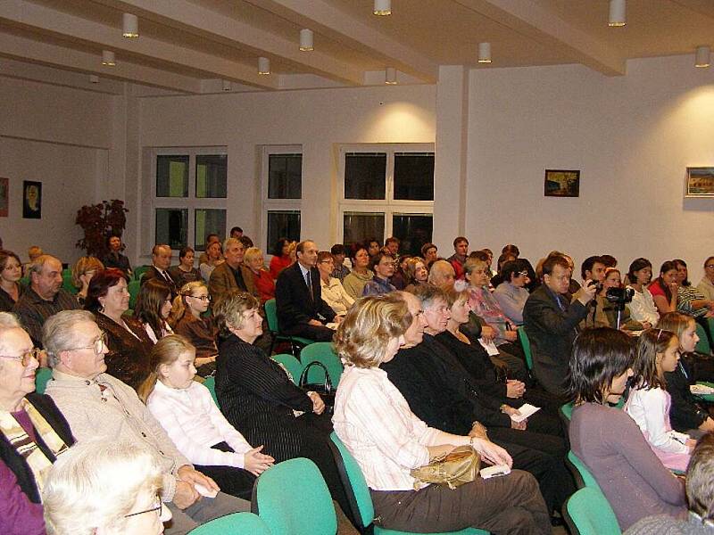 Koncert učitelů stříbrské ZUŠ se konal v aule gymnázia.