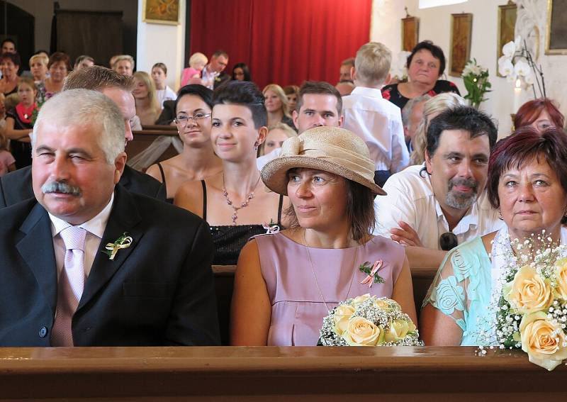 Svatba Evy Strohschneiderové a Petra Spala byla druhou svatbou za uplynulých šedesát let v kostele v Sulislavi. Oddával farář Jiří Hájek.