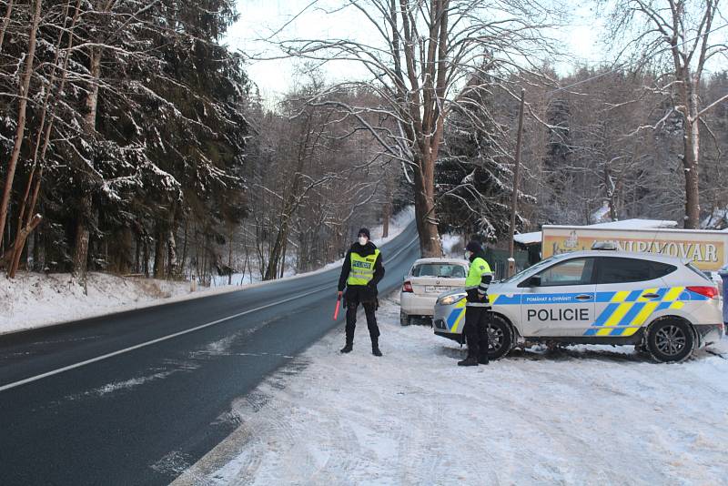 Mezi Tachovskem a Chebskem stojí na některých komunikacích policejní hlídky.