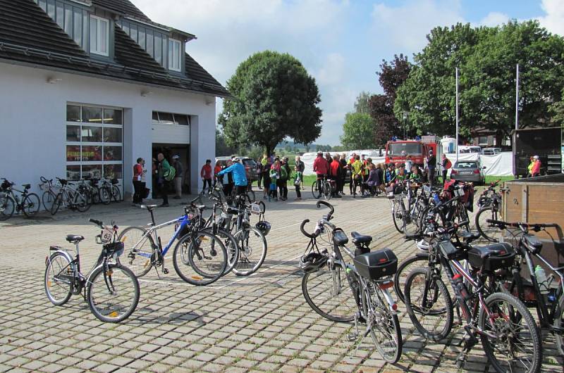 Cyklistického podniku se účastnili i kolaři z Tachovska.