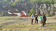 Po příletu na místo si letečtí zdravotníci převzali pacienta od přítomných policistů provádějících resuscitaci.