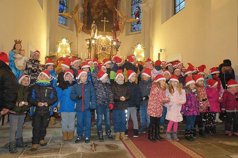 V Černošíně slavnostně rozsvítili strom.