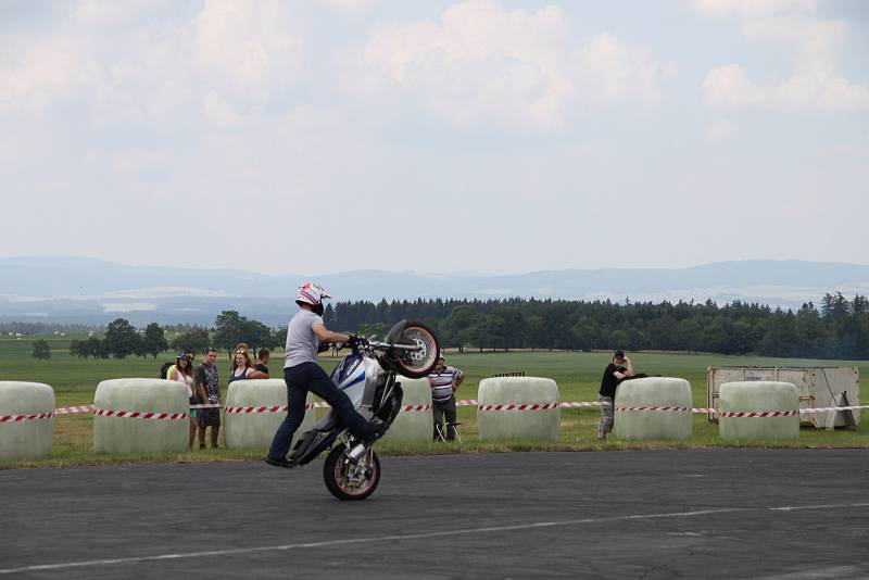 Z Auto moto párty na letišti Kříženec.