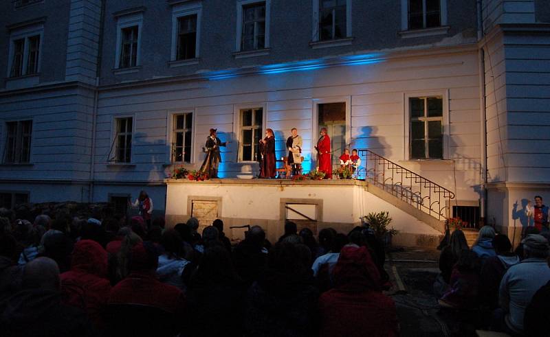 Muzikál Noc na Karlštejně zavítal na zámek v Chodové Plané. 