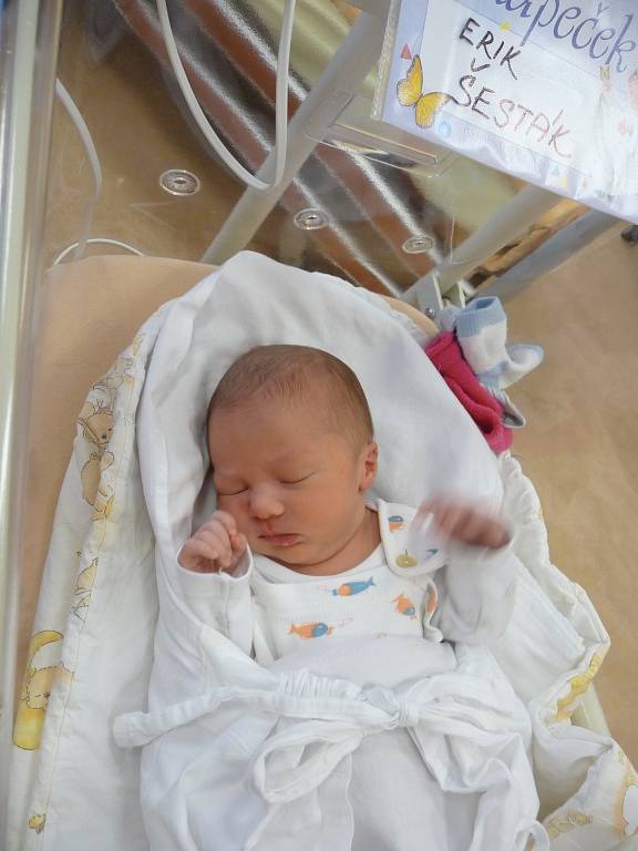Erik (3,27 kg, 49 cm) se narodil 28. 12. v 16:57 ve FN v Plzni. Na světě ho přivítali maminka Jolana Šestáková a tatínek Josef Karol z Bezdružic. Doma na brášku již čeká desetiletá sestřička Rebeka.