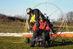 Paragliding je letecký sport. Provozují ho i na letišti v Erpužicích nedaleko Stříbra.