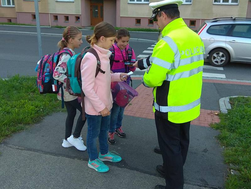 ZA BEZPEČNÝ pohyb policisté školáky odměnili.