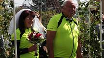 Při cyklistické svatbě si ženich odvezl nevěstu na kárce za kolem